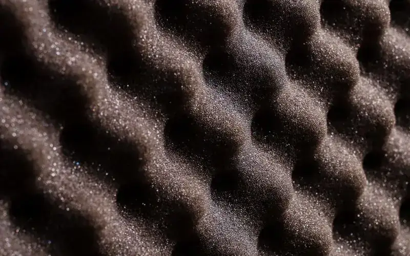 Panneau de mousse acoustique en gros plan sur un mur mitoyen