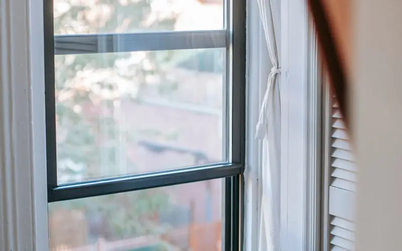 Fenêtre à double vitrage dans un appartement, lumière chaude en soirée