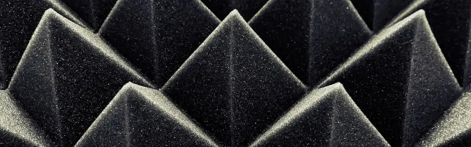 Gros plan sur de la mousse acoustique pyramidale