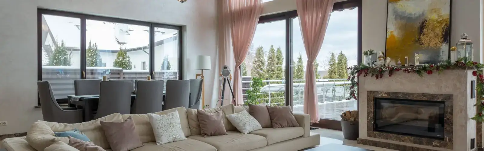 Rideaux épais devant une baie vitrée dans un salon