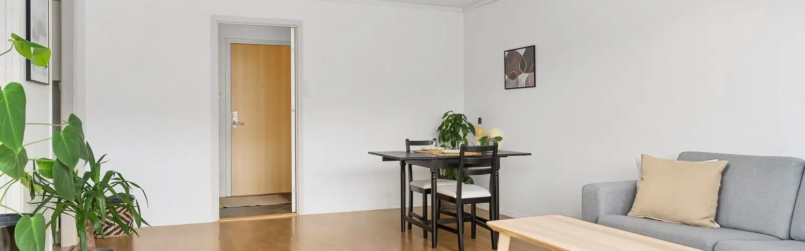 Intérieur d'appartement avec parquet en bois clair