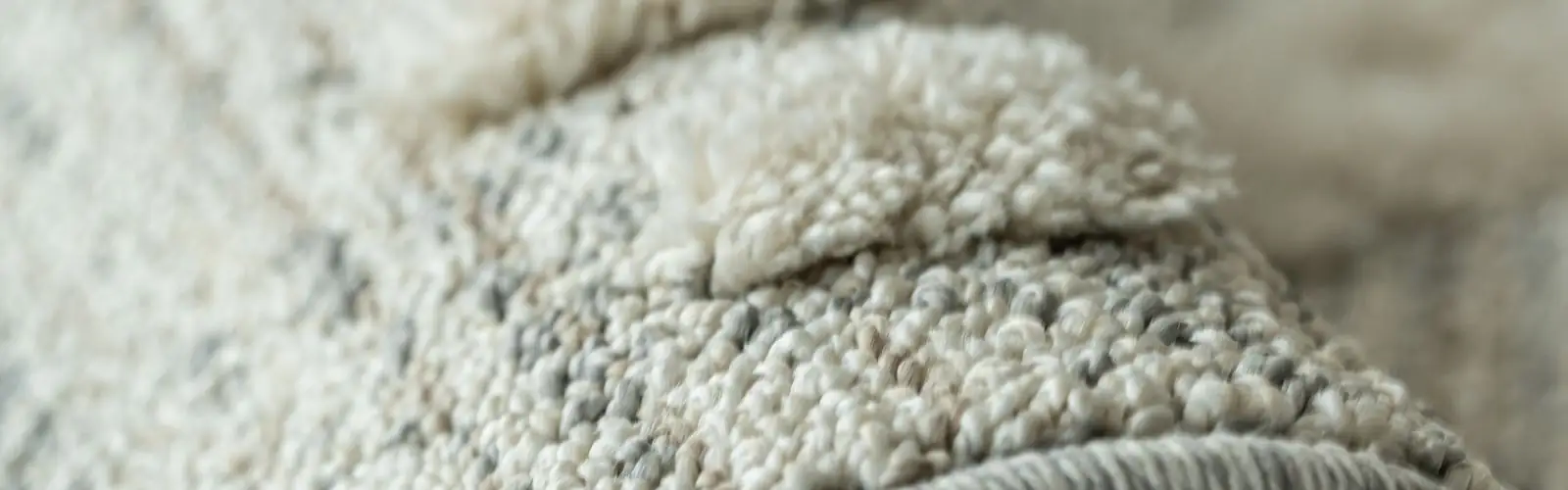 Gros plan sur la texture d'un tapis épais beige